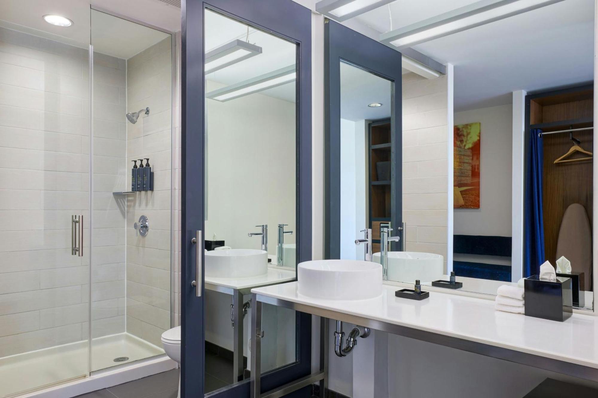 Отель Aloft Durham Downtown Экстерьер фото