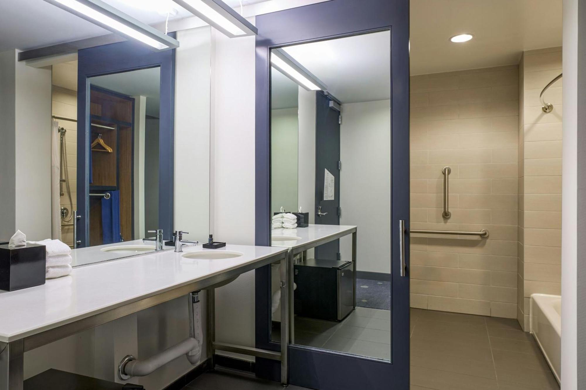 Отель Aloft Durham Downtown Экстерьер фото